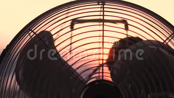 电风扇背景一片晴朗的晚霞天空概念视频的预览图