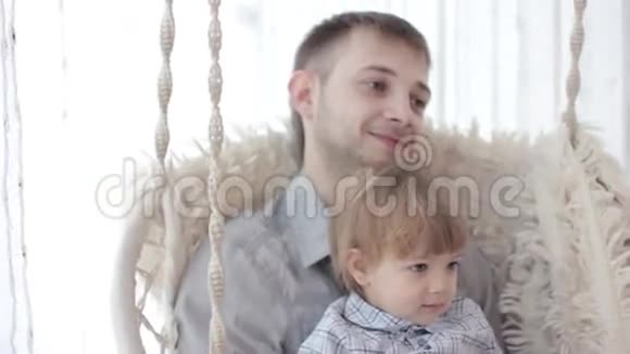 爸爸和儿子在秋千上视频的预览图