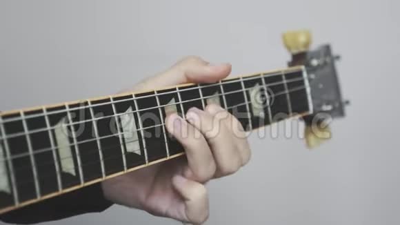 人手弹电吉他人的手和手指在吉他上有头架音乐乐器概念视频的预览图