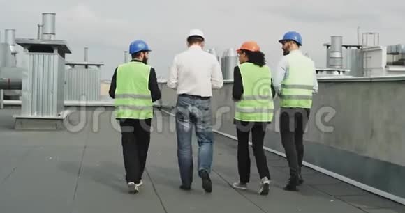 建筑工人小组工程师工头协助在建筑工地的屋顶上行走并进行分析视频的预览图