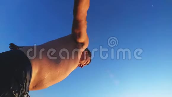 一个成年男子在日落时跳进水里一个人跳进水里在水下游泳夏季活动视频的预览图