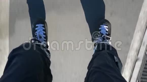 骑滑轮的特写滑旱冰视频的预览图