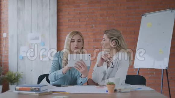 商业女性和客户一起工作两名妇女选择一个合适的选项并考虑可能的选项4K视频的预览图