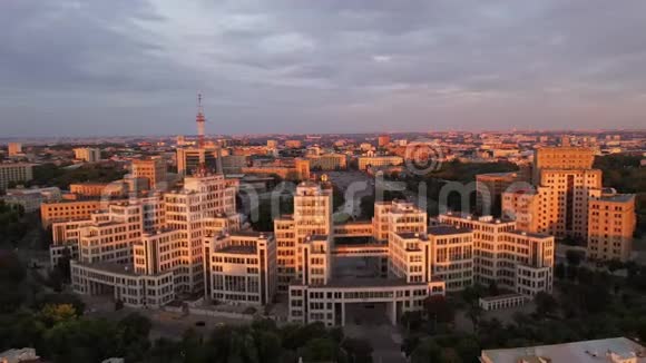 Derzhprom从上面远射著名的乌克兰建筑和哈尔科夫的视线以及卡拉津大学视频的预览图