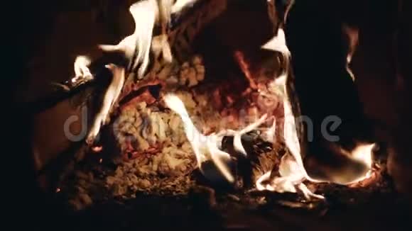 壁炉里燃烧着的木头的美丽的镜头它很漂亮视频的预览图