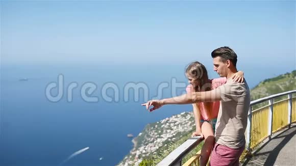 意大利的暑假意大利阿马尔菲海岸的年轻人和小女儿视频的预览图