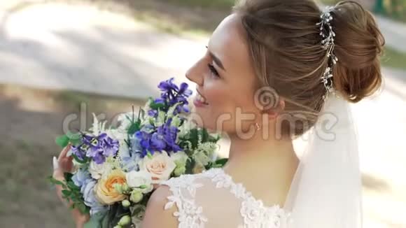 优雅积极的女性新娘穿着白色衣服美丽精致的气味视频的预览图