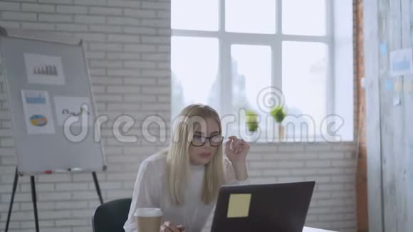 商业女孩在电脑上工作并向员工寻求帮助团队合作理念4K视频的预览图