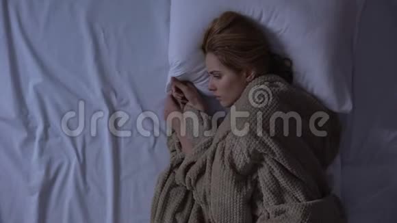 心烦意乱的女人躺在床上哭泣压缩床单失去男朋友的痛苦视频的预览图