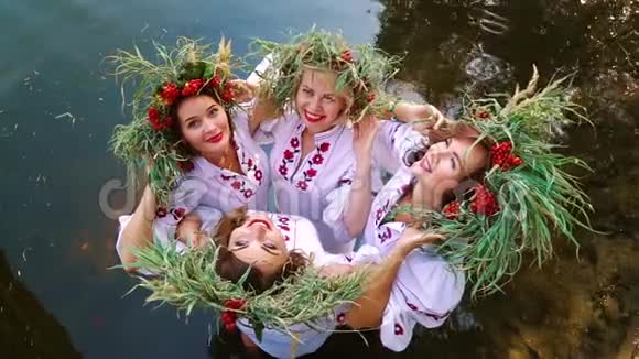 四个穿花圈的女人站在水里视频的预览图