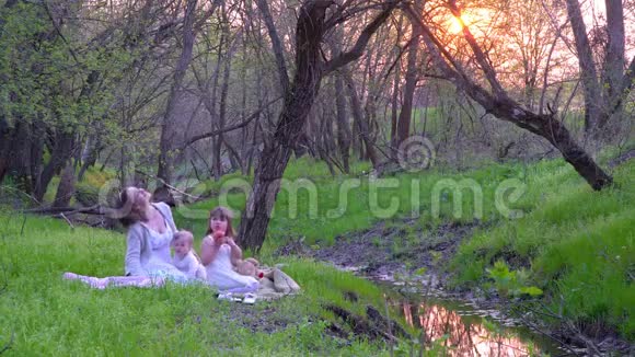 小河边森林里的母亲和女儿视频的预览图