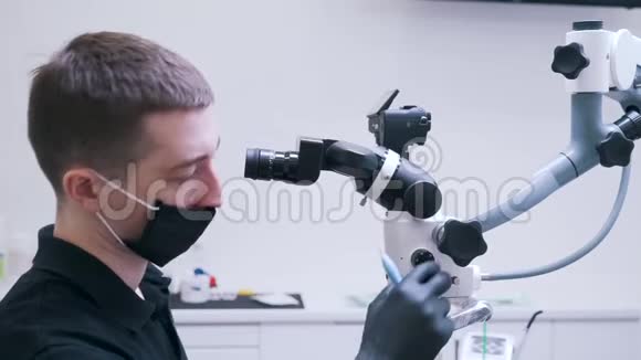 牙医控制光学设备的特写视频的预览图