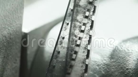 黑色背景的放映机中的旧胶卷磁带录像视频的预览图
