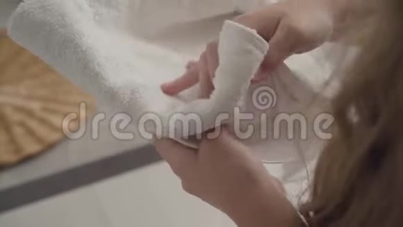 特写白种人女性手擦拭盘子并放在桌子上勤奋的少女做家务视频的预览图