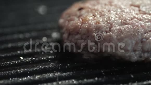 脂肪有害的小切垃圾食品肉末肉片炸油烤架视频的预览图