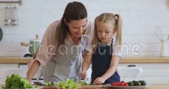 小女儿学做饭帮妈妈切蔬菜沙拉视频的预览图