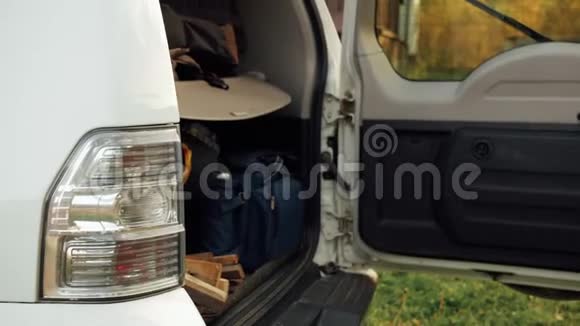 慢动作男子关门SUV车在秋林司机关闭后门行李舱视频的预览图