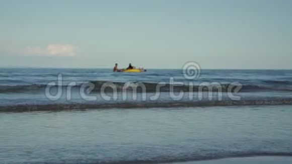 在热带度假胜地欢乐的人们在宁静的大海中嬉戏视频的预览图