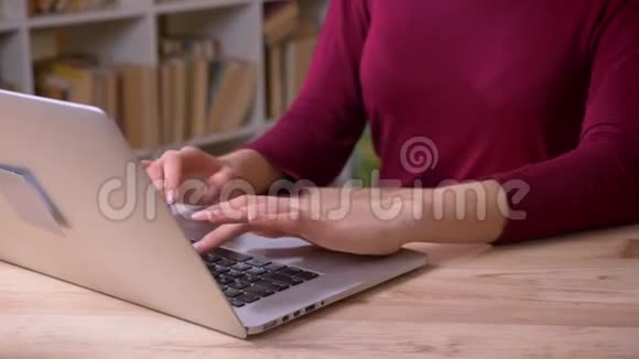 从下到上的幻灯片拍摄美丽的黑发女商人工作与笔记本电脑在办公室专心视频的预览图
