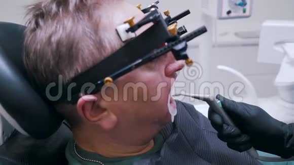 病人固定下巴在牙科诊所做手术视频的预览图