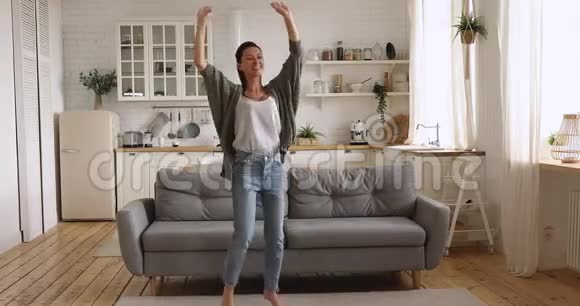 免费活动的年轻女性独自在厨房跳舞视频的预览图