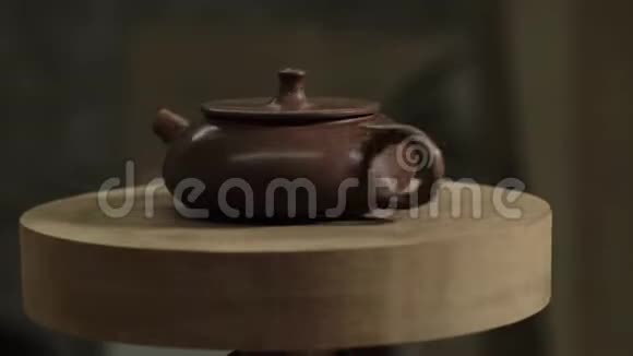 宜兴泥茶壶在木架上旋转手工陶土茶壶用于茶道4k录像5994fps视频的预览图