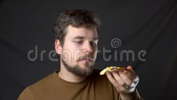 一个年轻人吃披萨上面有奶酪视频的预览图