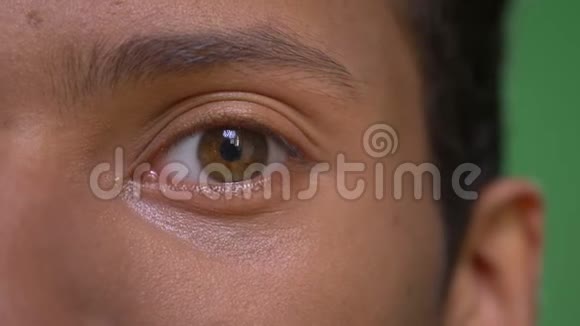 特写半面镜头年轻迷人的印度男性眼睛直视镜头视频的预览图