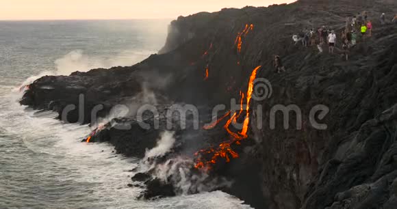 火山喷发熔岩流入夏威夷水域视频的预览图
