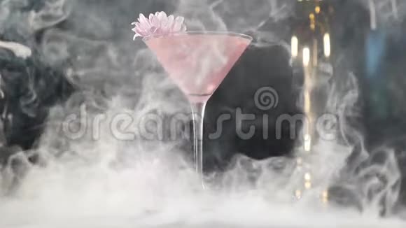 特写镜头准备好的鸡尾酒与白色密集的烟雾慢动作射击提供专业鸡尾酒分子视频的预览图