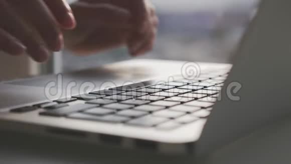 在办公室里用手提电脑键盘合上手指打字商人或商人手按键盘打字视频的预览图