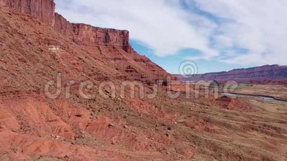 美国西部沙漠中陡峭的红峡谷悬崖附近的无人机飞行视频的预览图