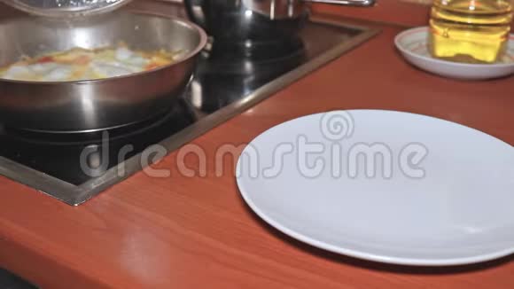 厨师放一个热气腾腾的煎蛋卷一个厨师放一个热气腾腾的煎蛋卷一个厨师放一个热气腾腾的煎蛋卷和番茄视频的预览图