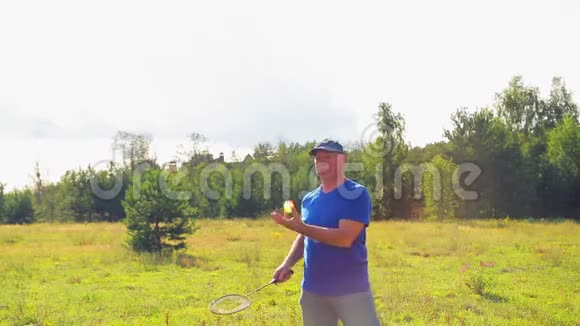 草地上的一个人在打羽毛球时球视频的预览图