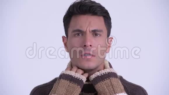 年轻的西班牙裔男子冬天感到寒冷的脸视频的预览图