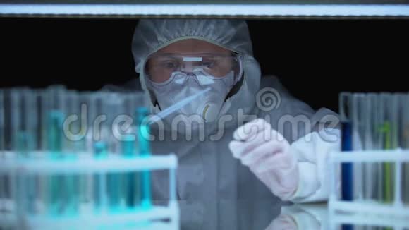 专业实验室助理在试管中滴入液体医学研究视频的预览图