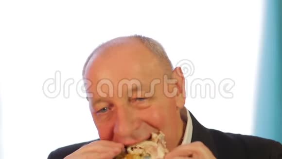 一个犹太男人吃一个白色背景的炸鸡视频的预览图