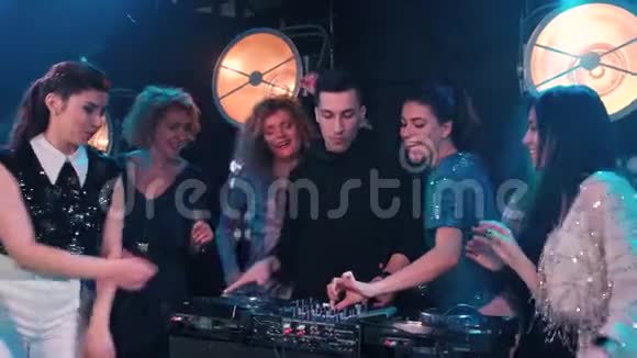 年轻女子在夜总会与DJ跳舞调情视频的预览图