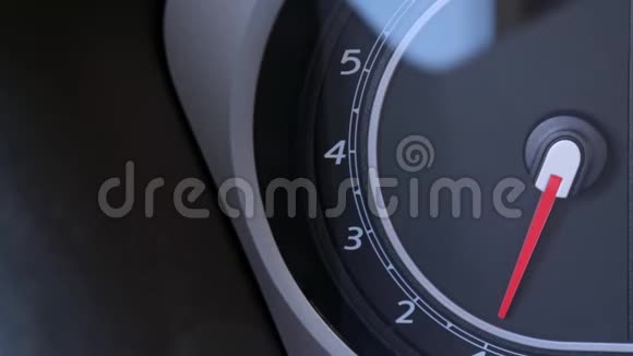转速表的箭头正在移动上升到发动机转速的中间值驱动一个带有复制空间的汽车概念视频的预览图