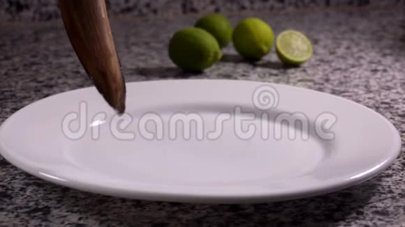 生鳗躺在白色的盘子里视频的预览图
