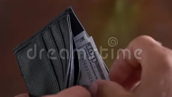 一个商人手中数着一百美元钞票的特写镜头视频的预览图