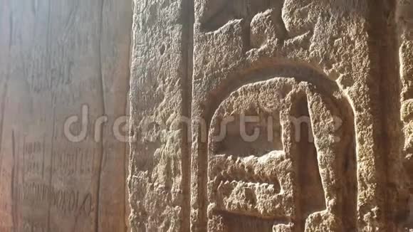 近距离拍摄埃及象形文字在阿布辛布尔墙深坑沙石视频的预览图