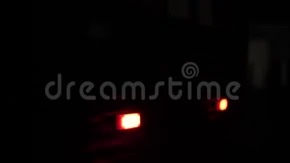 夜间闪烁着消防车的蓝色和红色应急灯近景视频的预览图