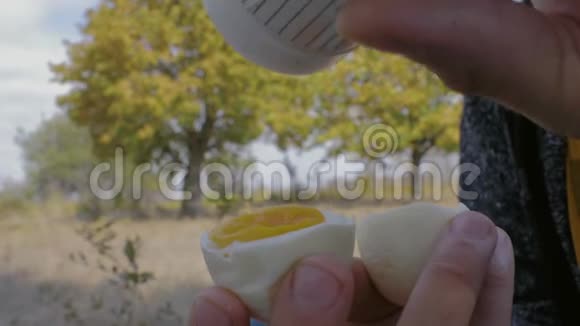 人盐煮蛋手里拿着秋树背景雄性手中的特写煮鸡蛋4k4k录像慢慢慢慢视频的预览图