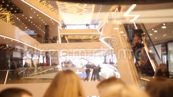 商场里面目全非的人群时尚购物中心背景4k视频的预览图