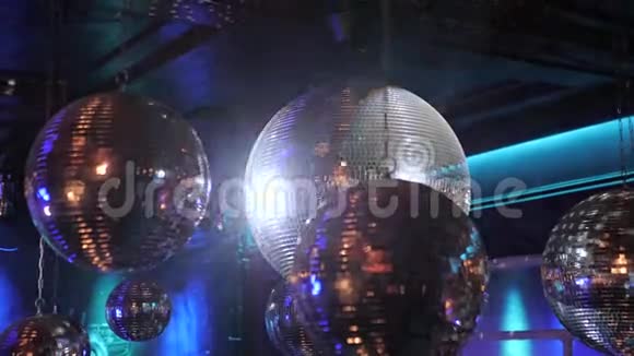 天花板上夜总会的迪斯科舞会带光的调光器视频的预览图