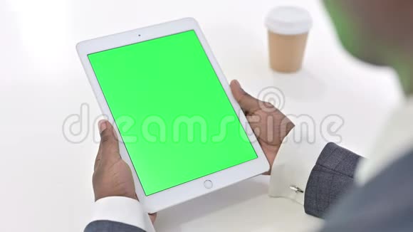 非洲男人用绿色键屏片视频的预览图