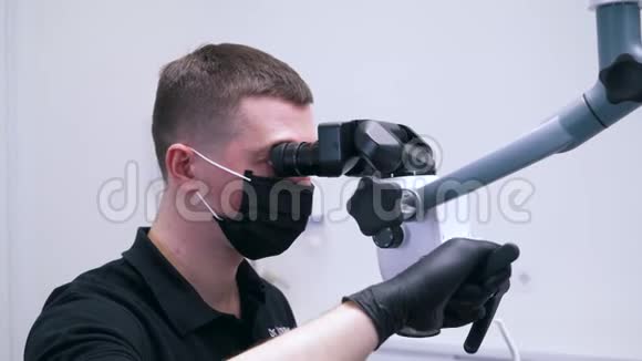 牙医用特殊设备做手术视频的预览图