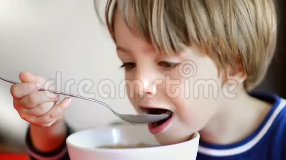孩子吃麦片加牛奶视频的预览图