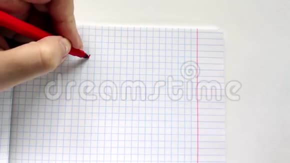 欧洲白人女性左撇子用红色记号笔在笔记本上写下了你好这个词视频的预览图